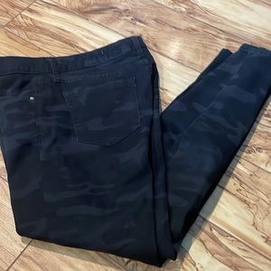 Social Standard by Sancturary Black & Gray Camo Ankle Skinny Jeans